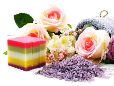 Beyaz arka plan üzerinde seçici odak deniz tuz spa ve sabun lavanta kokusu