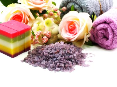 Beyaz arka plan üzerinde seçici odak deniz tuz spa ve sabun lavanta kokusu