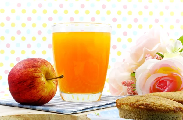 Orange juice and red apple on sweet polka dot background — Zdjęcie stockowe