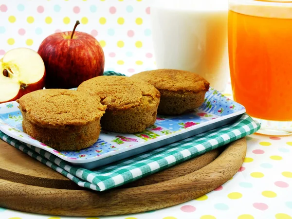 Selektiver Fokus Eierkuchen Kaffeegeschmack und frische ApfelCornflake und Milch — Stockfoto