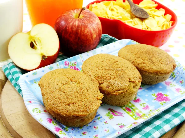 Selektiver Fokus Eierkuchen Kaffeegeschmack und frische ApfelCornflake und Milch — Stockfoto