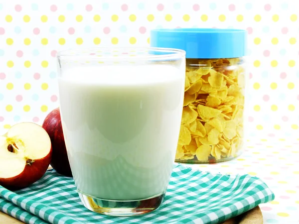 Petit déjeuner matinal avec flocons de maïs frais aux pommes et attention sélective au lait — Photo