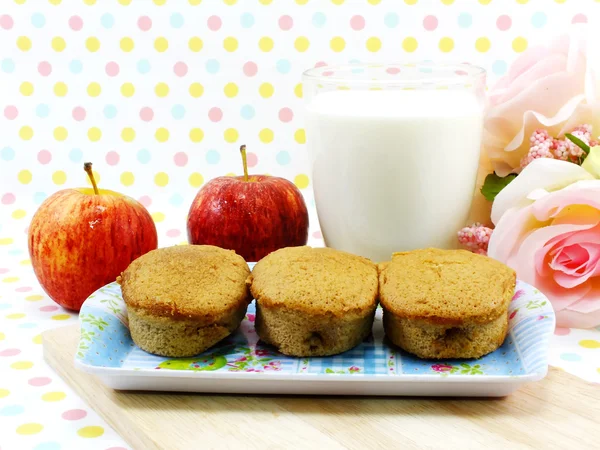 Eierkuchen Kaffeegeschmack und roter Apfel auf süßem Tupfen Hintergrund — Stockfoto