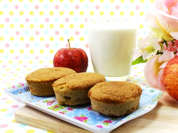 Ei taart koffie smaak en rode appel op zoete polka dot achtergrond — Stockfoto