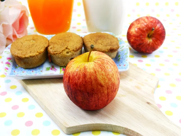 Eierkuchen Kaffeegeschmack und roter Apfel auf süßem Tupfen Hintergrund — Stockfoto