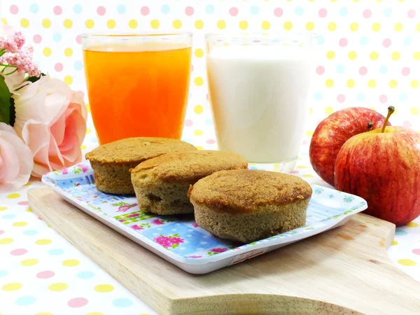 Eierkuchen Kaffeegeschmack und roter Apfel auf süßem Tupfen Hintergrund — Stockfoto