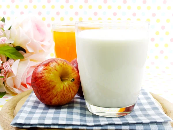 朝の朝食赤いリンゴは、オレンジ ジュースとミルクでフォーカスを選択します。 — ストック写真
