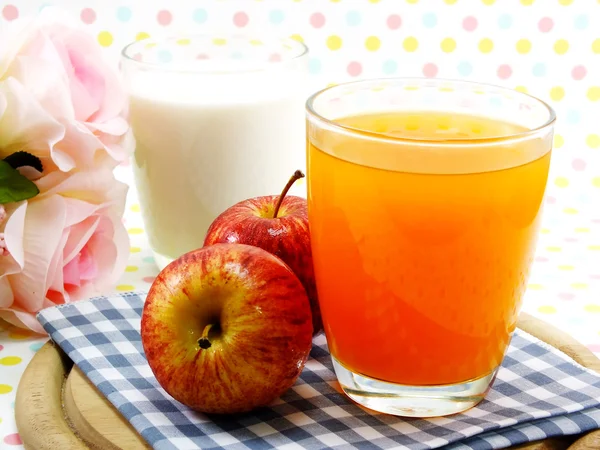 Rano śniadanie Czerwone jabłko wybierz fokus z mleka i soku pomarańczowego — Zdjęcie stockowe