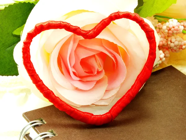 Sevgililer günü kalp ve gül çiçek arka plan kavramı ile — Stok fotoğraf