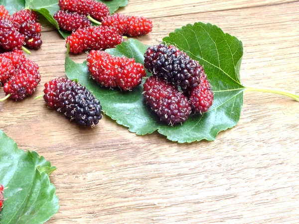 Verse organische mulberry op houten achtergrond — Stockfoto