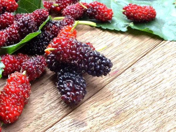 Verse organische mulberry op houten achtergrond — Stockfoto
