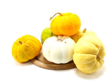 Beyaz bir arka plan üzerinde izole mini kabak toplama