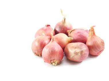 Beyaz arkaplanda kırmızı soğanlar izole edildi