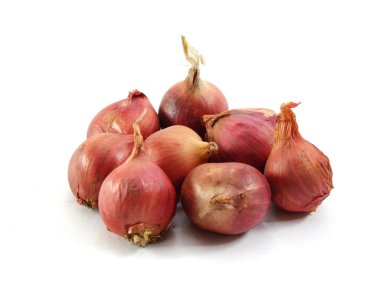 Beyaz arkaplanda kırmızı soğanlar izole edildi