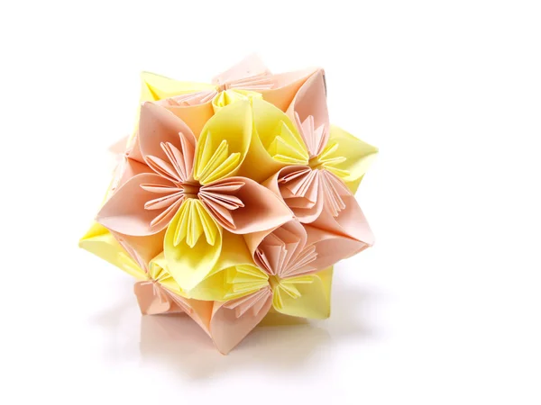 Origami pembe ve sarı çiçekleri beyaz arka plan üzerinde izole — Stok fotoğraf