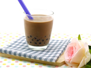 masa örtüsü siyah jöle ile Çikolatalı süt