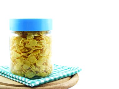 Bardakta Mısır gevreği beyaz arka plan üzerinde içerir