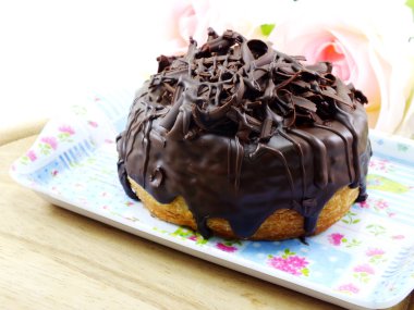 Çörek-cronut çikolata tadında seçici odak lezzetli tatlı tatlı ile