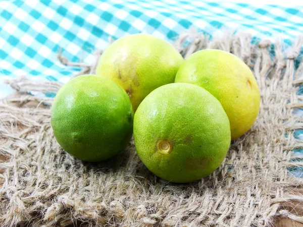Fresco Limão conjunto de frutas foco seletivo — Fotografia de Stock