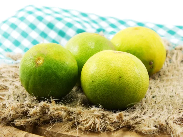 Samling färsk lime och skiva isolerad på vit bakgrund — Stockfoto