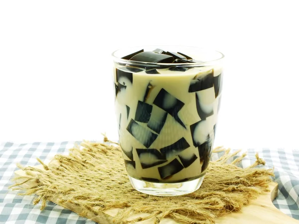 Herbaty mleka z czarna galaretki w jasne szkło na białym tle — Zdjęcie stockowe