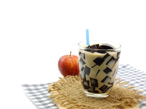 Lait au chocolat avec gelée noire sur la nappe — Photo