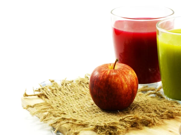 Czerwone jabłko i soki z owoców tropikalnych w okularach — Zdjęcie stockowe
