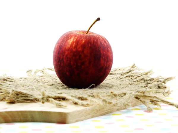 Rode appels op tafellaken geïsoleerd op witte achtergrond — Stockfoto