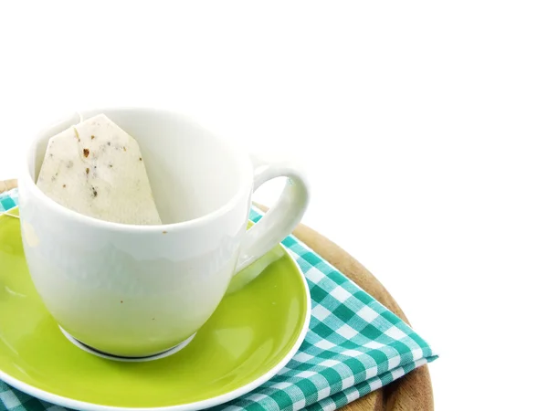 Thé dans une tasse sur fond de pois doux — Photo