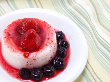 süt puding tatlı çilek ve mavi berry ile