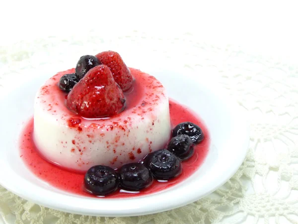 Milchpudding-Dessert mit Erdbeere und Blaubeere — Stockfoto