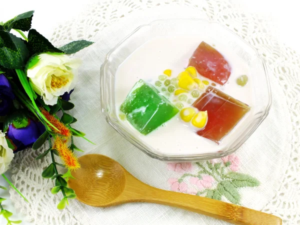 Färsk mjölk tofu med gelé och frukt — Stockfoto