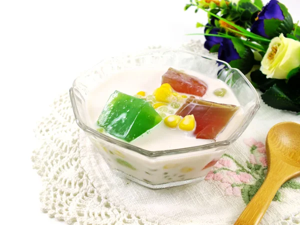 Frischmilch-Tofu mit Gelee und Obst — Stockfoto