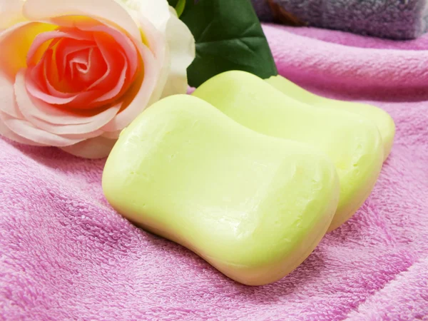 Temizlik ve havlu seçici odak üzerinde sağlıklı doğal sabun — Stok fotoğraf