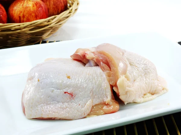 Кусочки сырого куриного мяса — стоковое фото