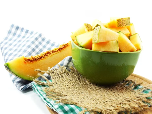 Melón melón jugoso sobre un fondo de mesa de madera —  Fotos de Stock