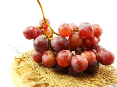 Masa örtüsü üzerinde kırmızı üzüm ve Kırmızı elma