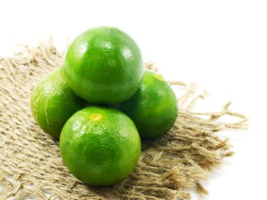 Taze limon ve beyaz arka plan üzerinde masa örtüsü