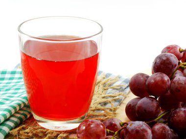 Beyaz arka plan üzerinde izole meyve ile kırmızı üzüm suyu