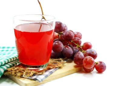 Beyaz arka plan üzerinde izole meyve ile kırmızı üzüm suyu