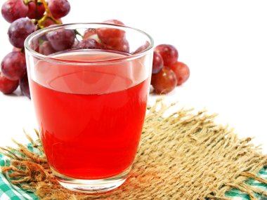 Beyaz arka plan üzerinde izole meyve ile kırmızı üzüm suyu