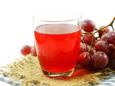 Beyaz arka plan üzerinde izole meyve ile kırmızı üzüm suyu