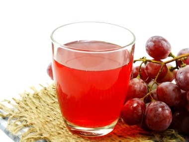 Beyaz arka plan üzerinde izole meyve ile kırmızı üzüm suyu