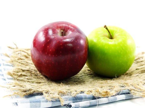 Manzana verde y roja sobre fondo blanco — Foto de Stock