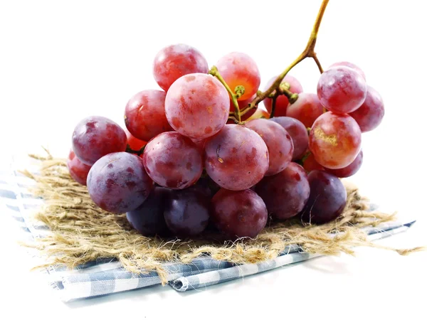 Uvas vermelhas e maçãs vermelhas na toalha de mesa — Fotografia de Stock