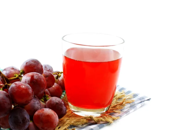 Vidro de suco de uva vermelha com frutas isoladas no fundo branco — Fotografia de Stock