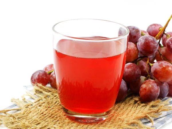 Vidro de suco de uva vermelha com frutas isoladas no fundo branco — Fotografia de Stock
