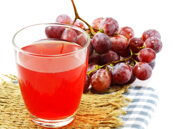 Vidro de suco de uva vermelha com frutas isoladas no fundo branco — Fotografia de Stock