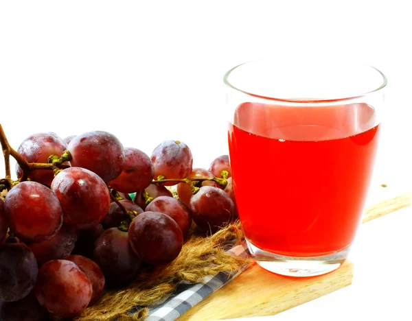 Vidro de suco de uva vermelha com frutas isoladas no fundo branco — Fotografia de Stock