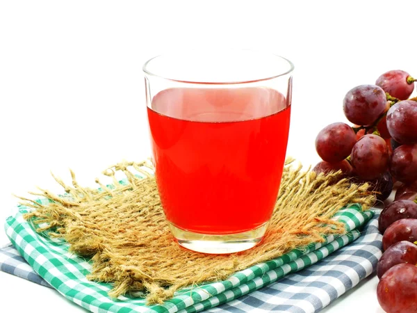 Vidro de suco de uva vermelha com frutas isoladas no fundo branco — Fotografia de Stock